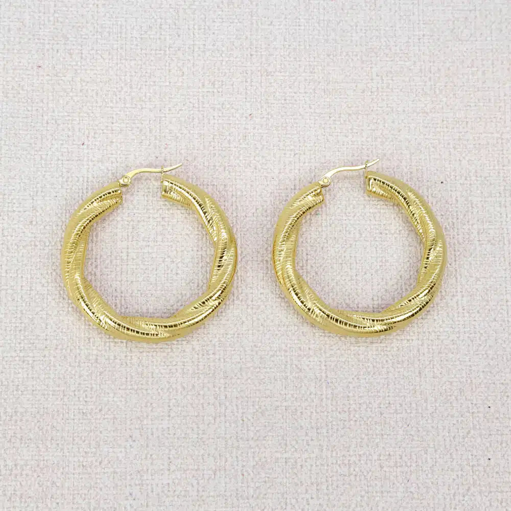 Lorrine Eyrnalokkar gylltir hoops