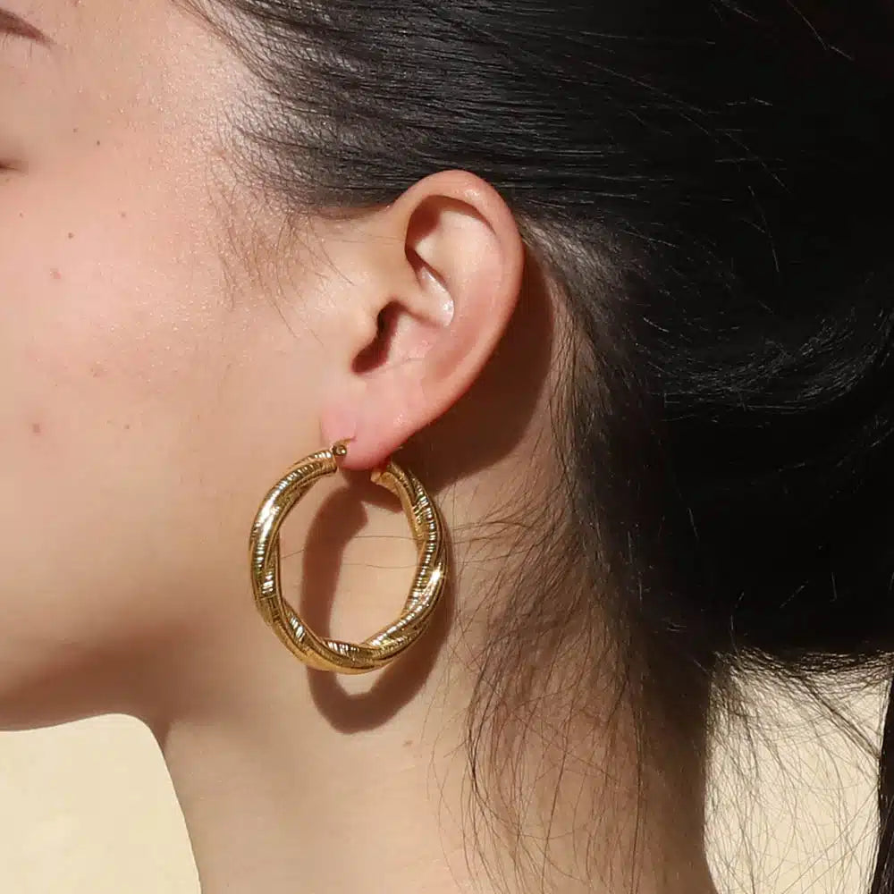Lorrine Eyrnalokkar gylltir hoops