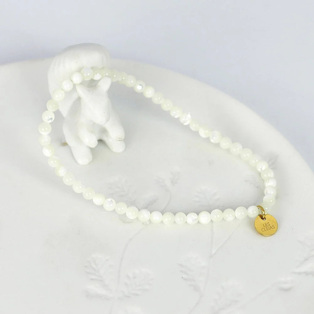 Vivi teygjuarmband með hvítum perlumóður steinum