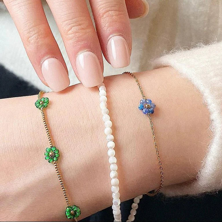 Vivi teygjuarmband með hvítum perlumóður steinum