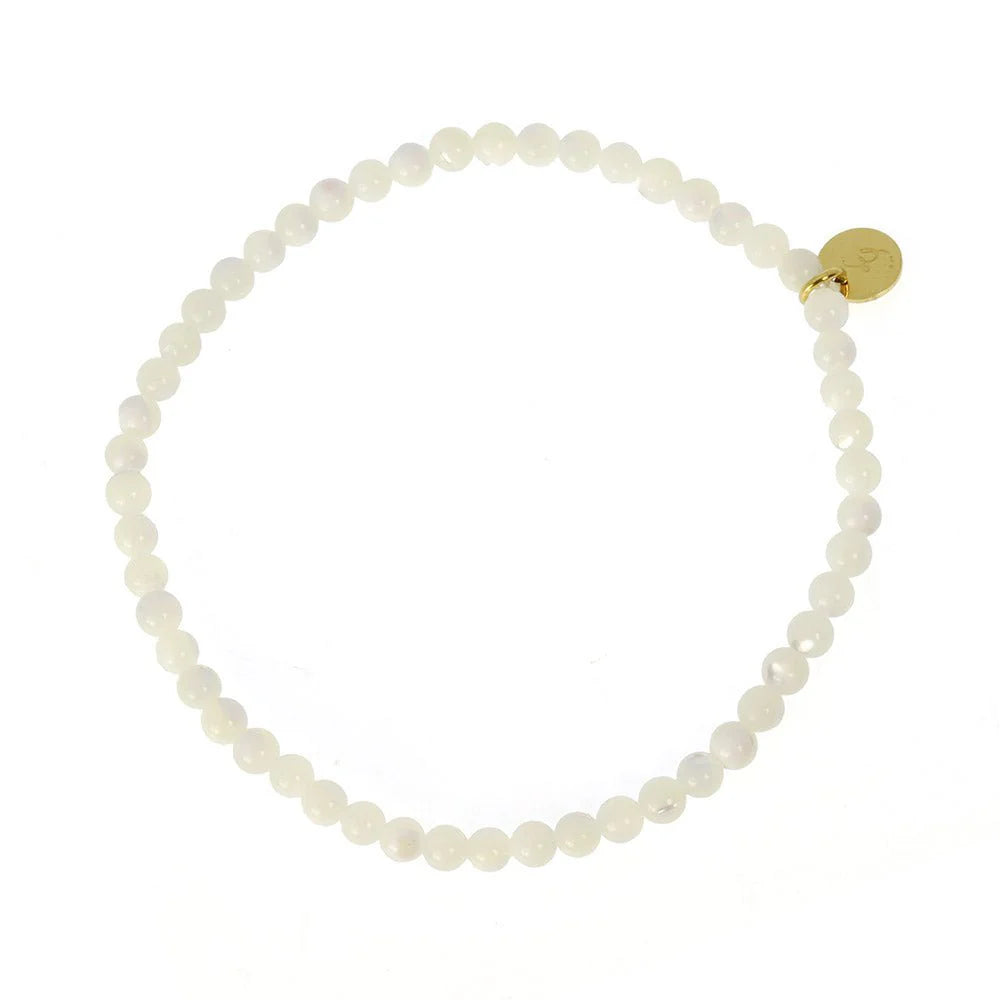 Vivi teygjuarmband með hvítum perlumóður steinum